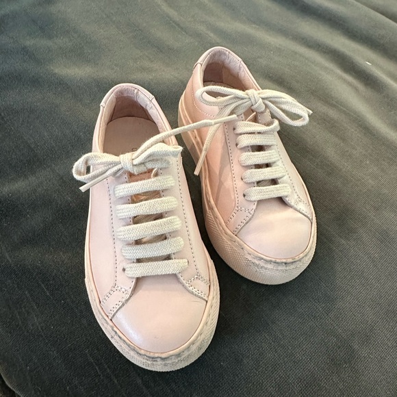 Common Projects Little Girls Achilles Leather Low-Top Sneaker. Blush size 25 - Picture 3 of 7